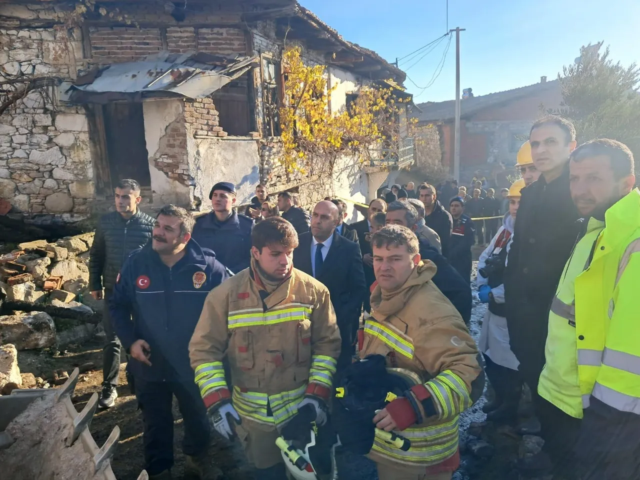 Yangın evleri küle çevirdi, ölü ve yaralılar var! Görme engelliymiş