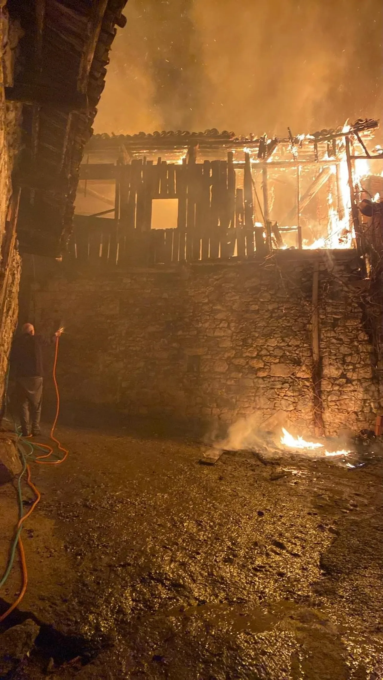 Yangın evleri küle çevirdi, ölü ve yaralılar var! Görme engelliymiş