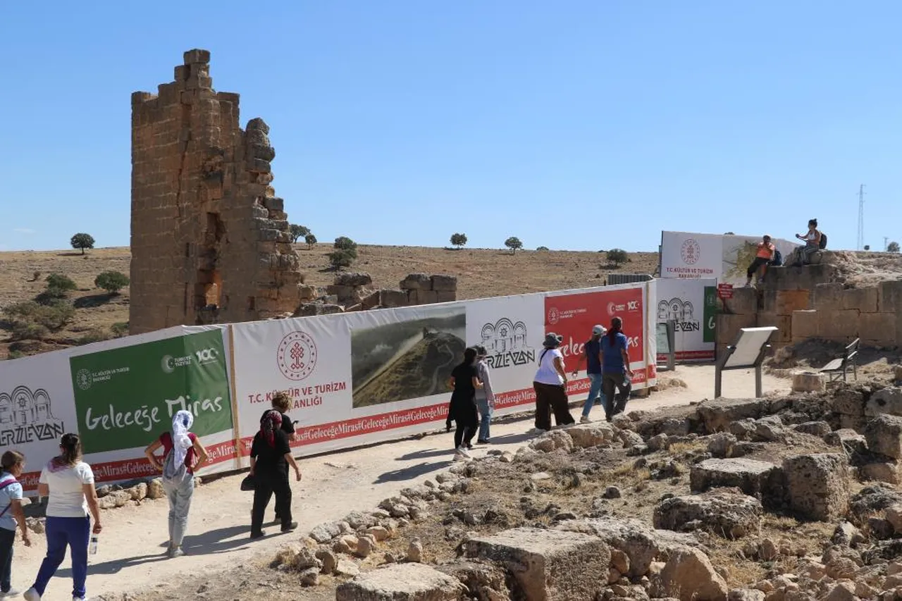 Yüzbinlerce kişi Dİyarbakır'a akın etti! Zerzevan Kalesi geçmişe ışık tuttu, tapınağın altından çıkanlar...