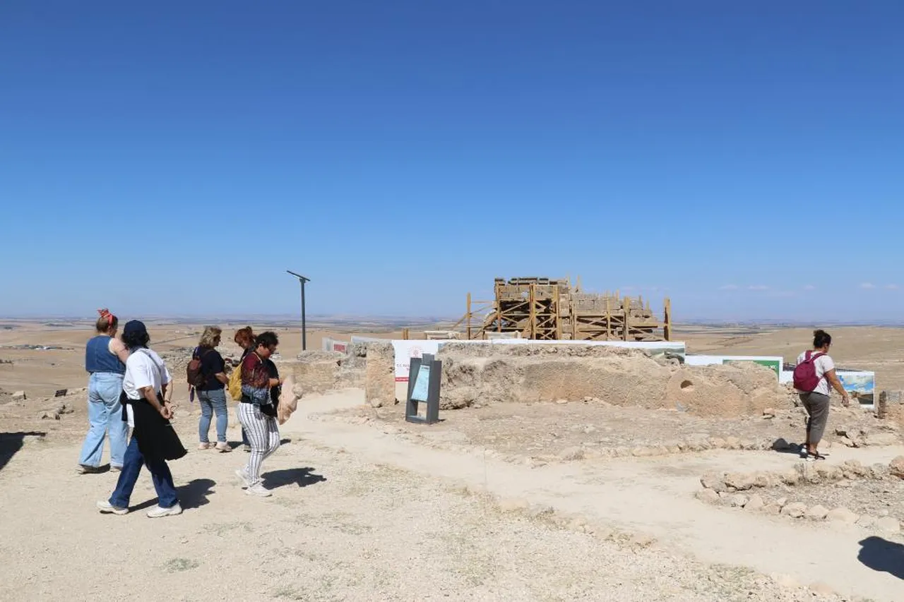 Yüzbinlerce kişi Dİyarbakır'a akın etti! Zerzevan Kalesi geçmişe ışık tuttu, tapınağın altından çıkanlar...