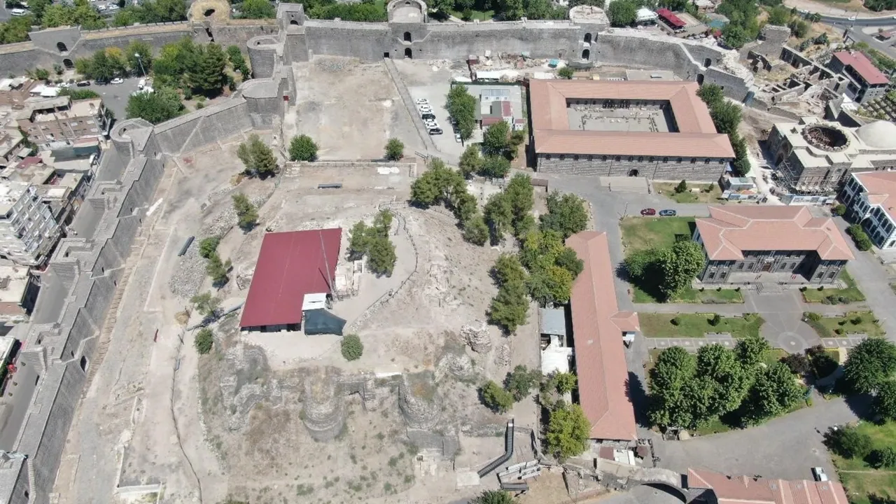 100 yıllık miras gün yüzüne çıktı! Diyarbakır surlarının kayıp kısmı bulundu 