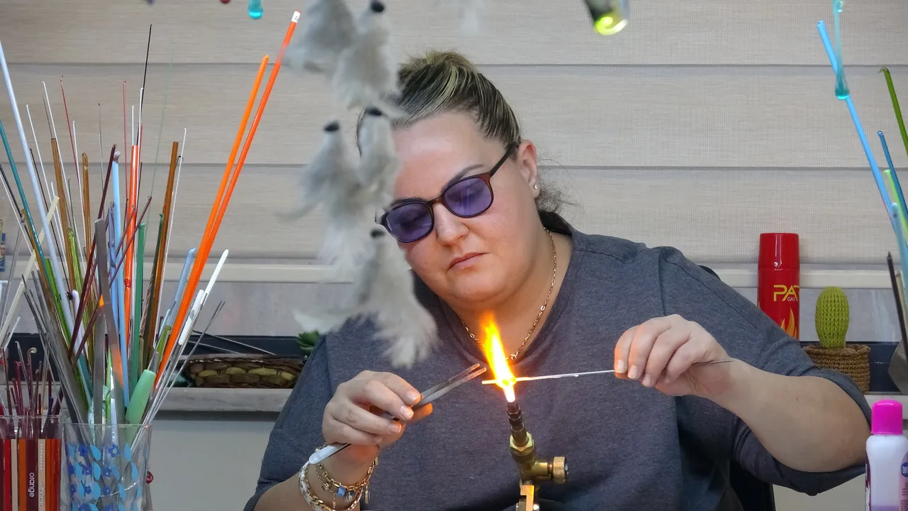 800 derece ateşte ısıtıp onlarca model yapıyorlar! 2,5 ayda usta çıkıyor