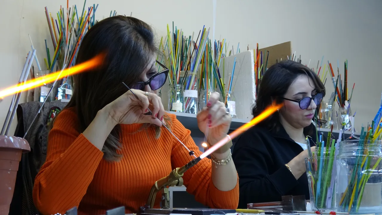 800 derece ateşte ısıtıp onlarca model yapıyorlar! 2,5 ayda usta çıkıyor