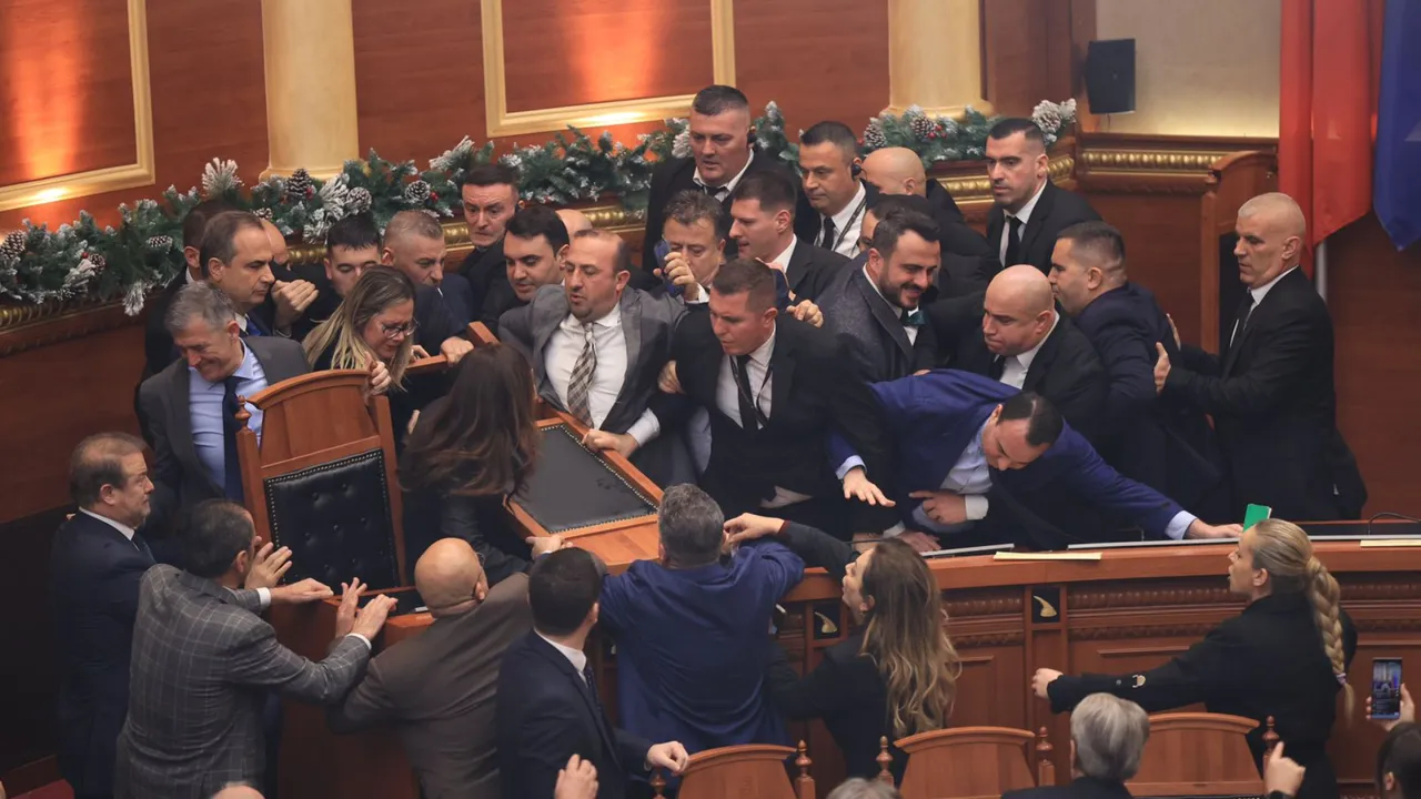 Arnavutluk meclisinde kaos! Vekillerle bakanlar birbirine girdi