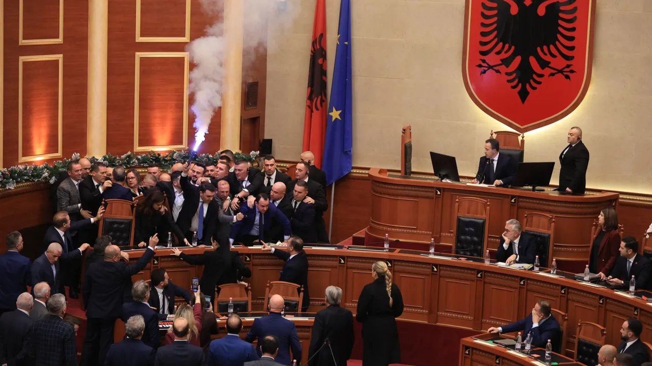 Arnavutluk meclisinde kaos! Vekillerle bakanlar birbirine girdi