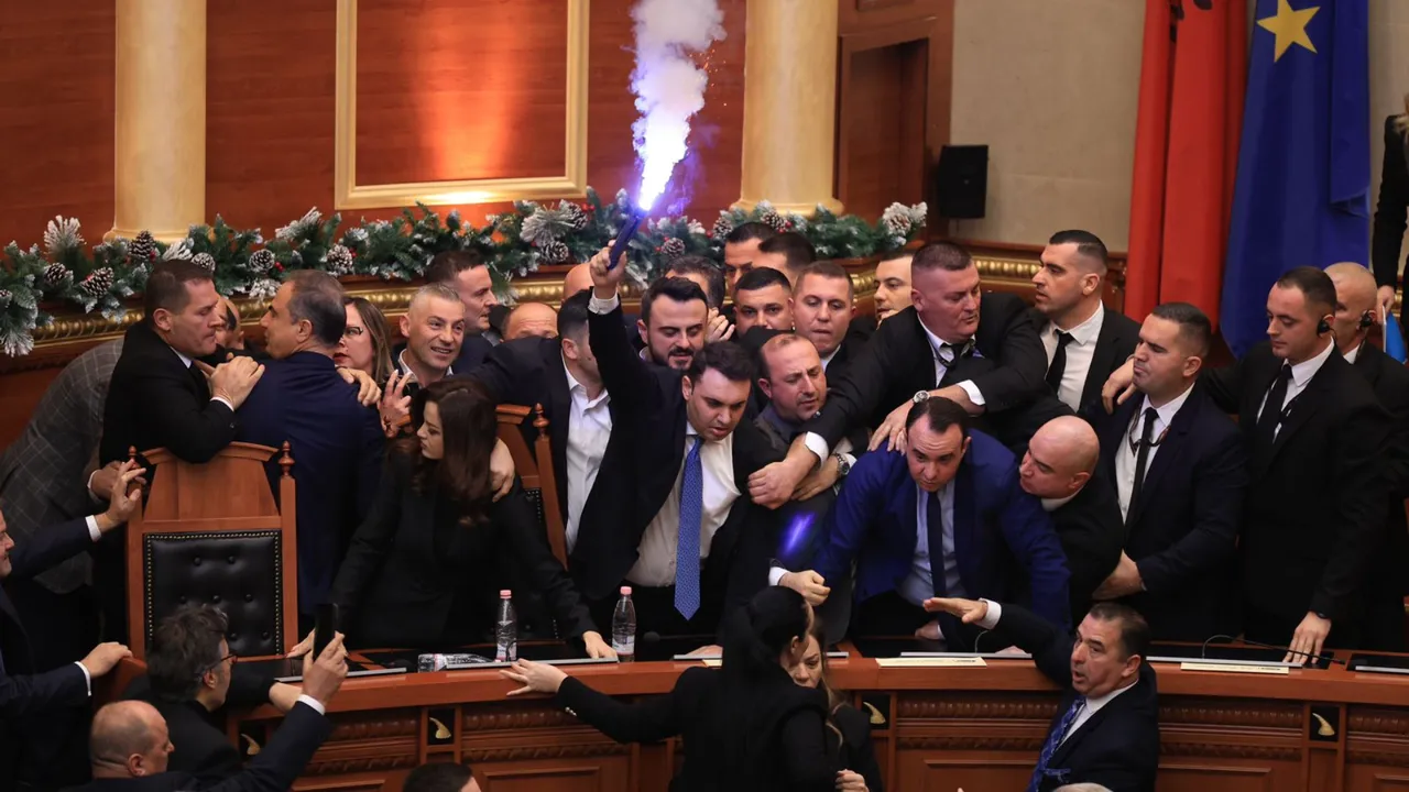 Arnavutluk meclisinde kaos! Vekillerle bakanlar birbirine girdi