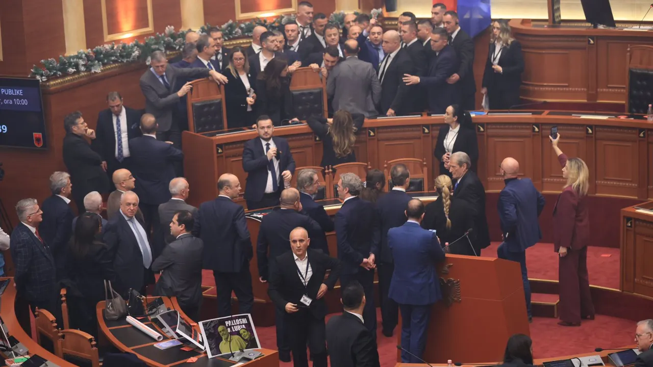 Arnavutluk meclisinde kaos! Vekillerle bakanlar birbirine girdi