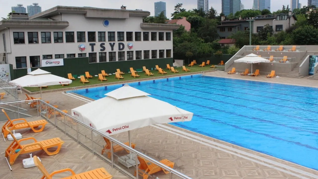 Başörtülü kadını havuza almamışlardı! Günlerce konuşulan davada karar çıktı