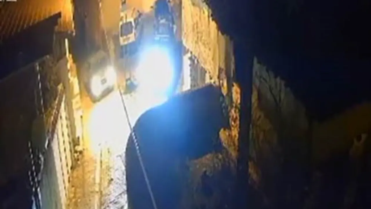 Biri vurdu diğeri kayda aldı! Husumetlisinin aracını hurdaya çevirdi