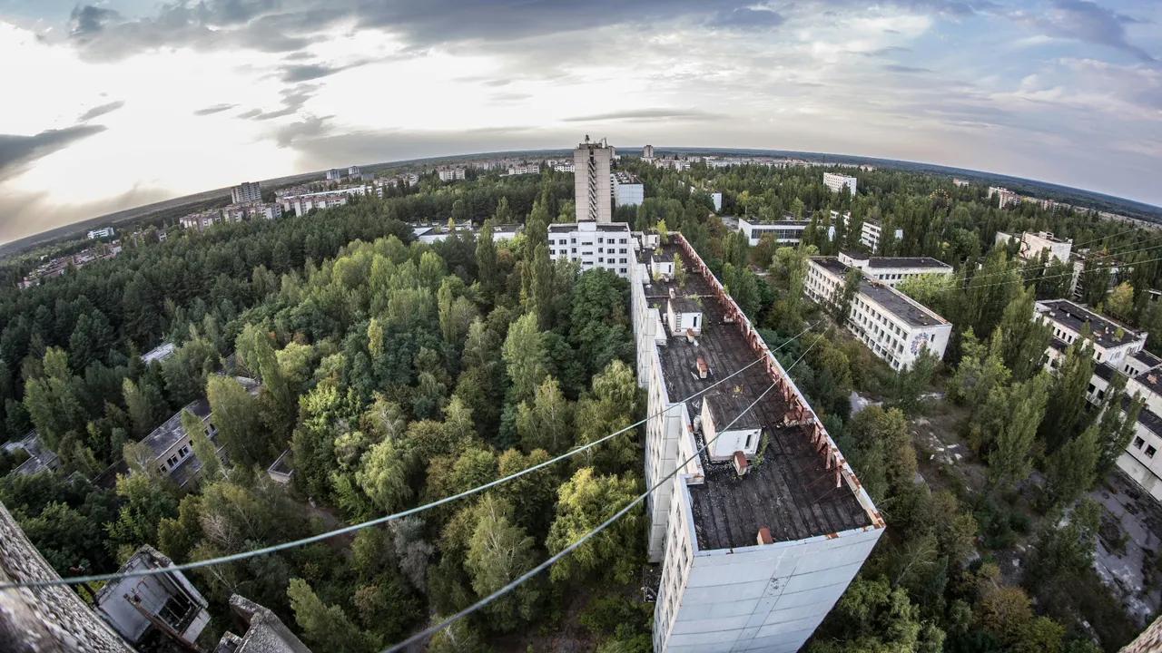Çernobil yeniden saatli bomba!: 2 milyar dolarlık radyasyon kalkanı çatladı!