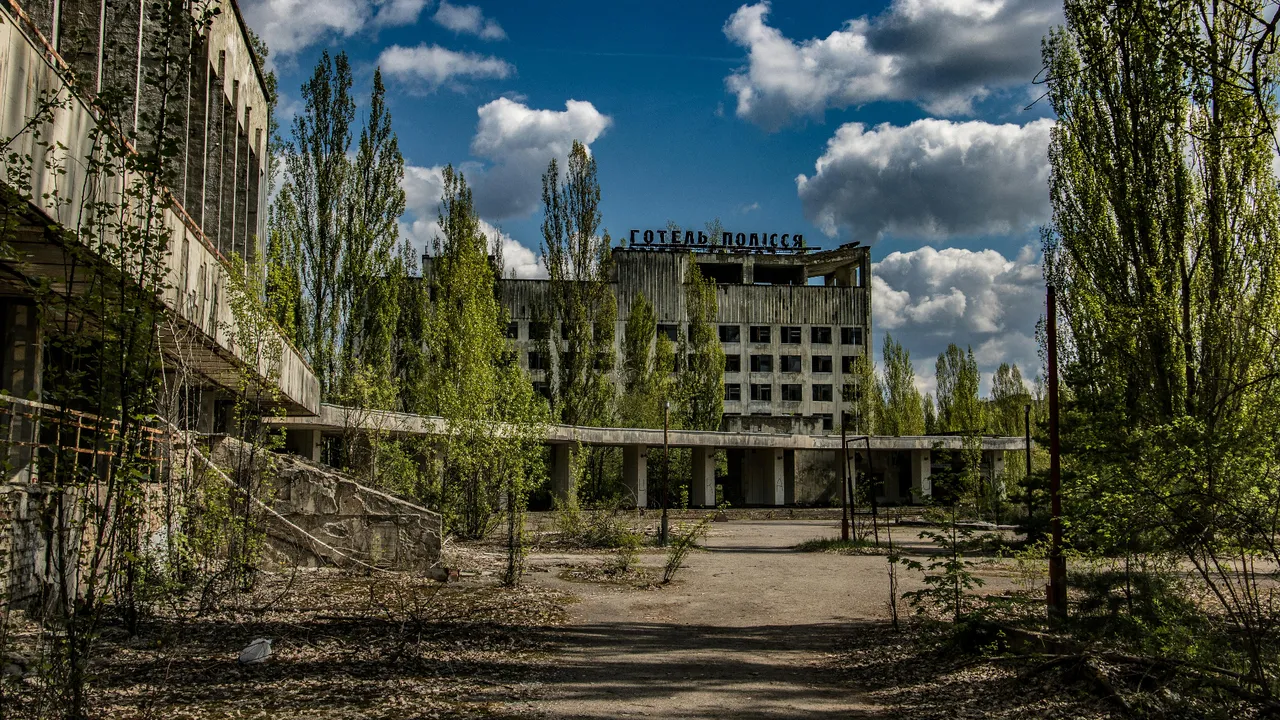 Çernobil yeniden saatli bomba! 2 milyar dolarlık radyasyon kalkanı çatladı!