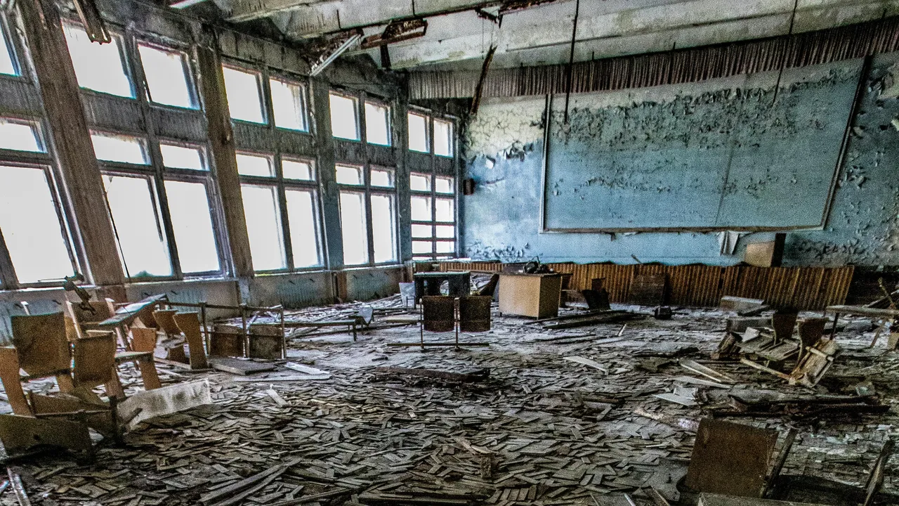 Çernobil yeniden saatli bomba! 2 milyar dolarlık radyasyon kalkanı çatladı!