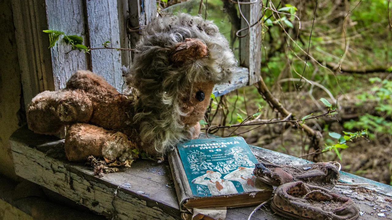 Çernobil yeniden saatli bomba! 2 milyar dolarlık radyasyon kalkanı çatladı!
