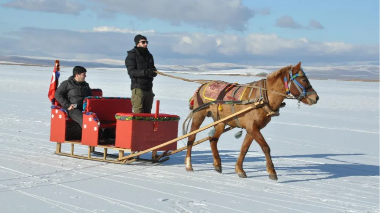 Çıldır Gölü’nde atlı kızak keyfi