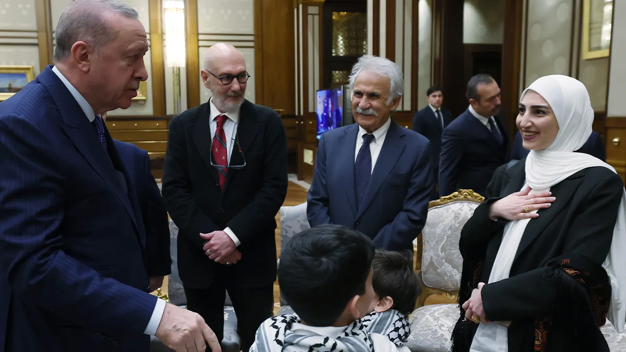 Cumhurbaşkanı Recep Tayyip Erdoğan, Beştepe Millet Kongre ve Kültür Merkezi'nde Cumhurbaşkanlığı Kültür ve Sanat Büyük Ödülleri programı öncesi ödül alanları kabul etti