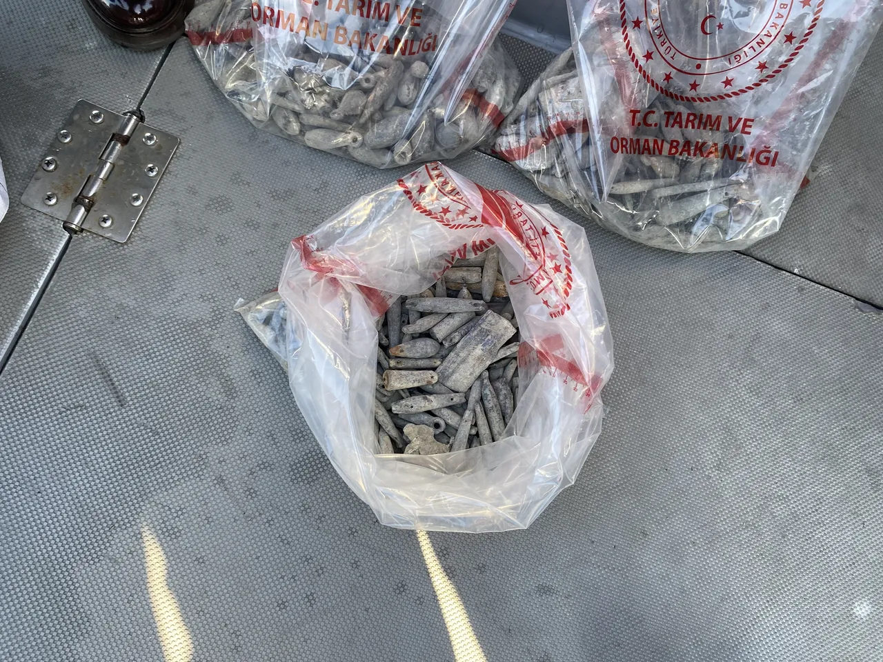Haliç’ten çıkan tehlike! 33 kilogram olta kurşunu bulundu