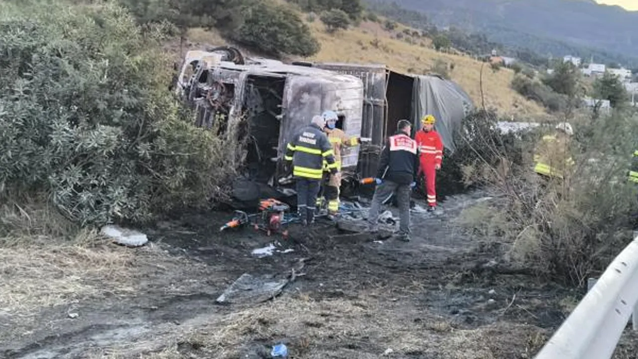 Hatay'da feci kaza! 2 kişi hayatını kaybetti, anguslar otobana yayıldı