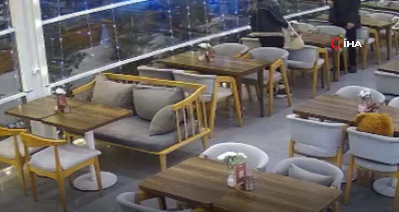 Kayseri’de gittikleri kafede ölümden döndüler! Otomobil camdan içeri girdi