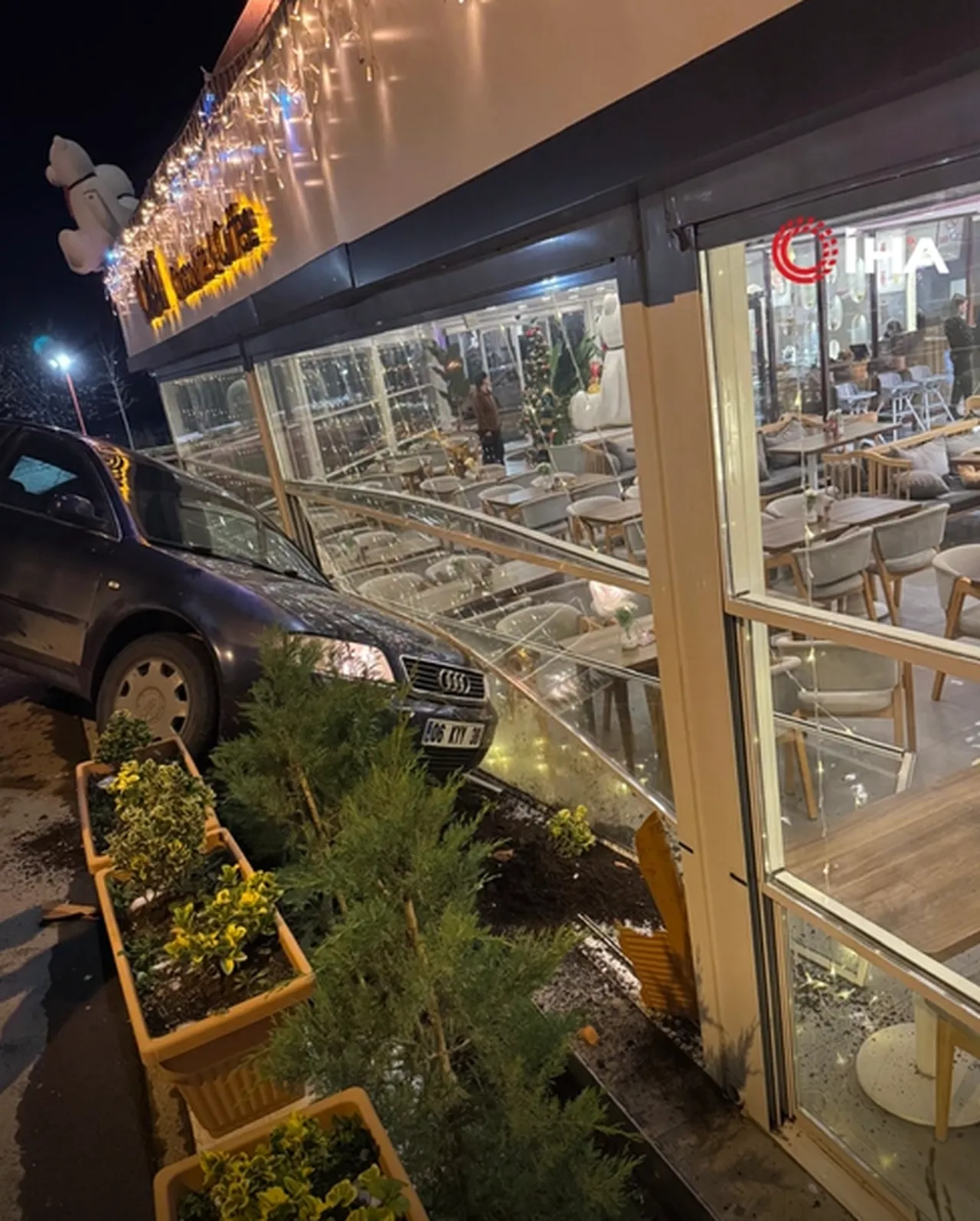 Kayseri’de gittikleri kafede ölümden döndüler! Otomobil camdan içeri girdi