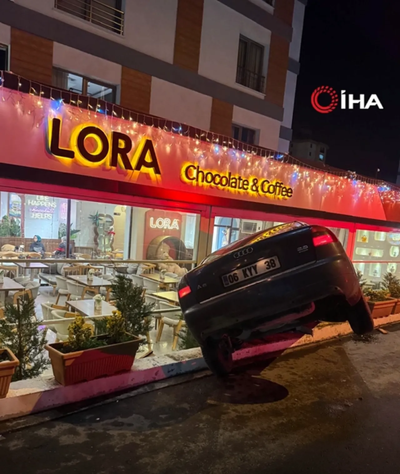 Kayseri’de gittikleri kafede ölümden döndüler! Otomobil camdan içeri girdi