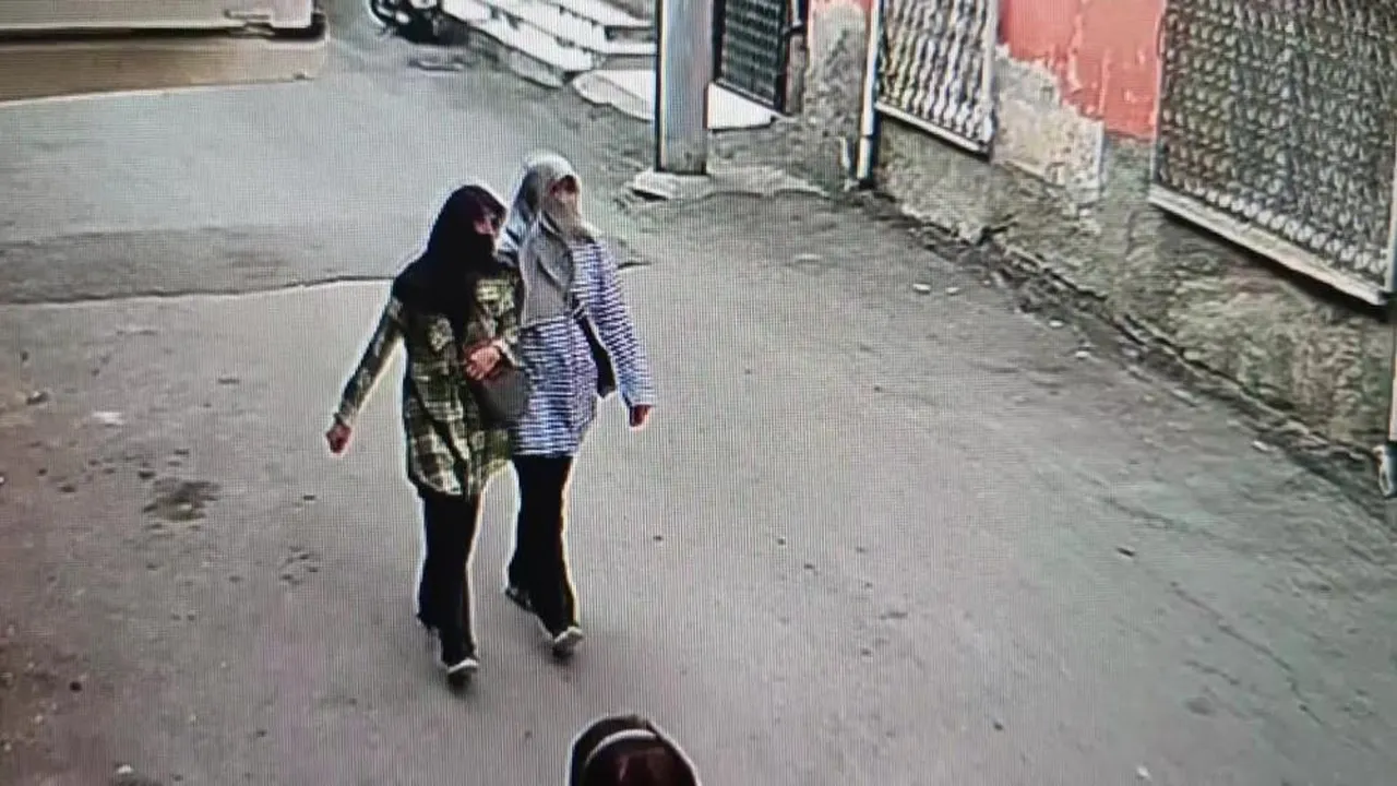 Kol kola giren 2 kadın, 40 dakikada 670 bin TL çaldı!