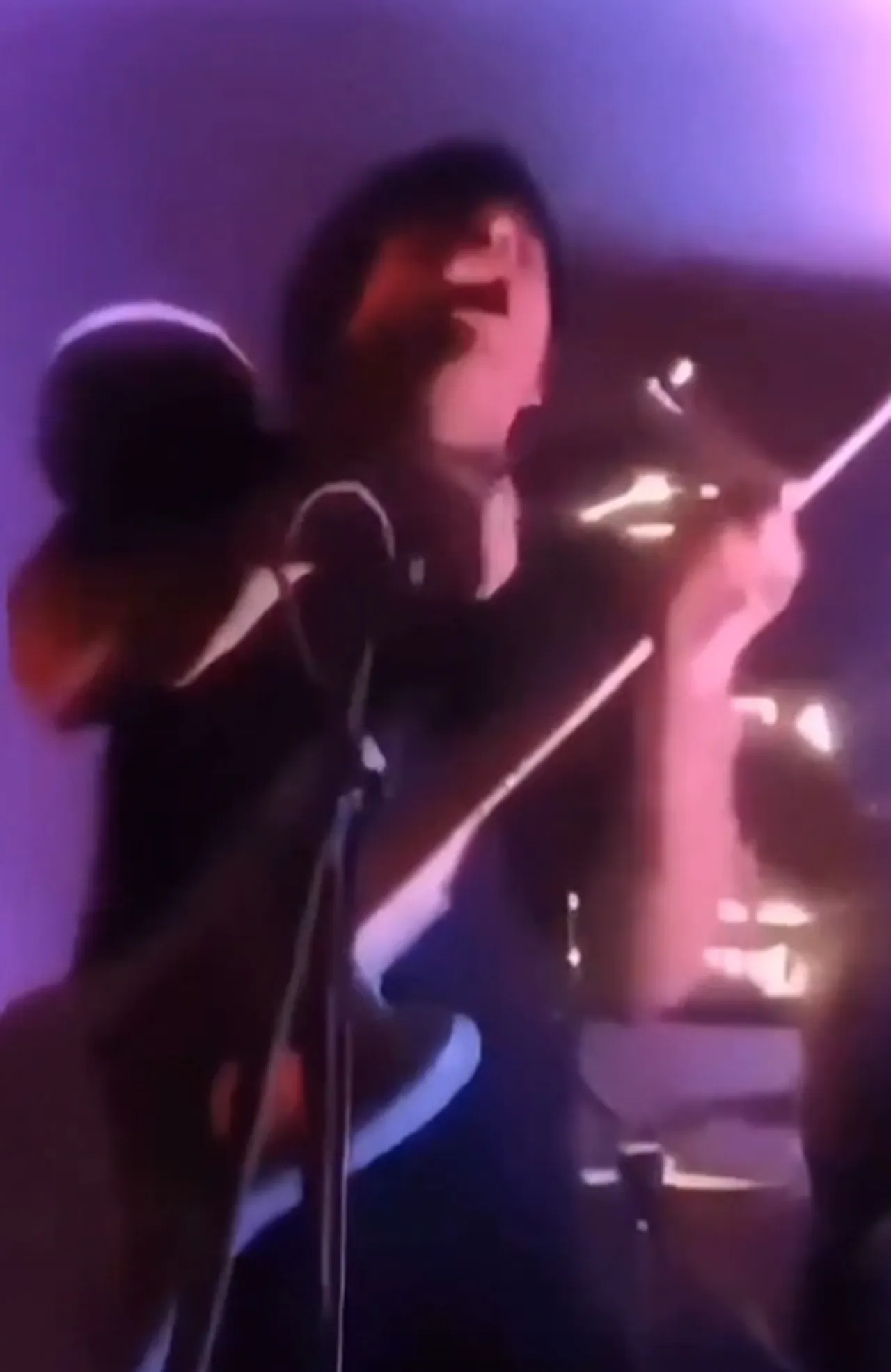 Konser faciaya dönüştü! Şarkıcı elektrik akımına kapılarak yere yığıldı