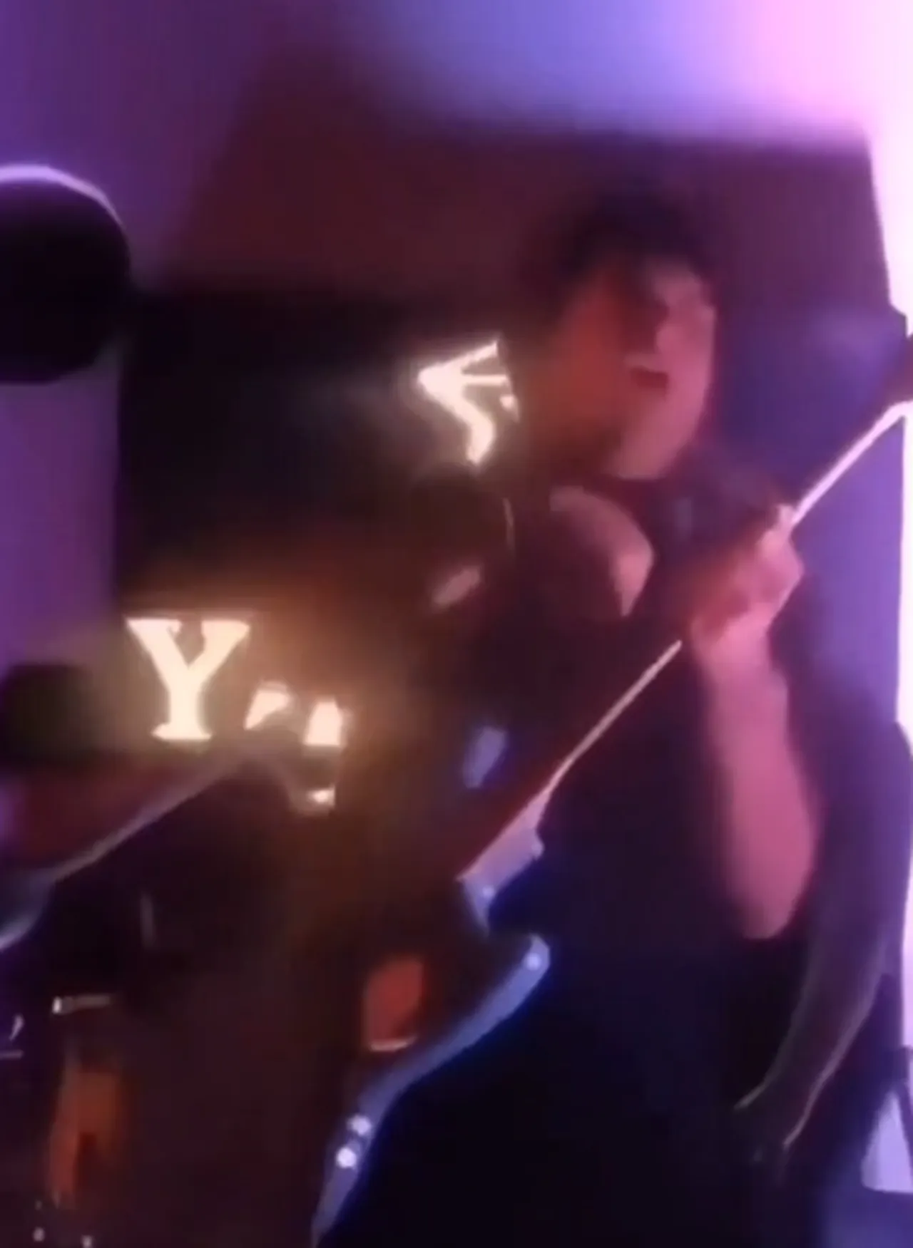 Konser faciaya dönüştü! Şarkıcı elektrik akımına kapılarak yere yığıldı