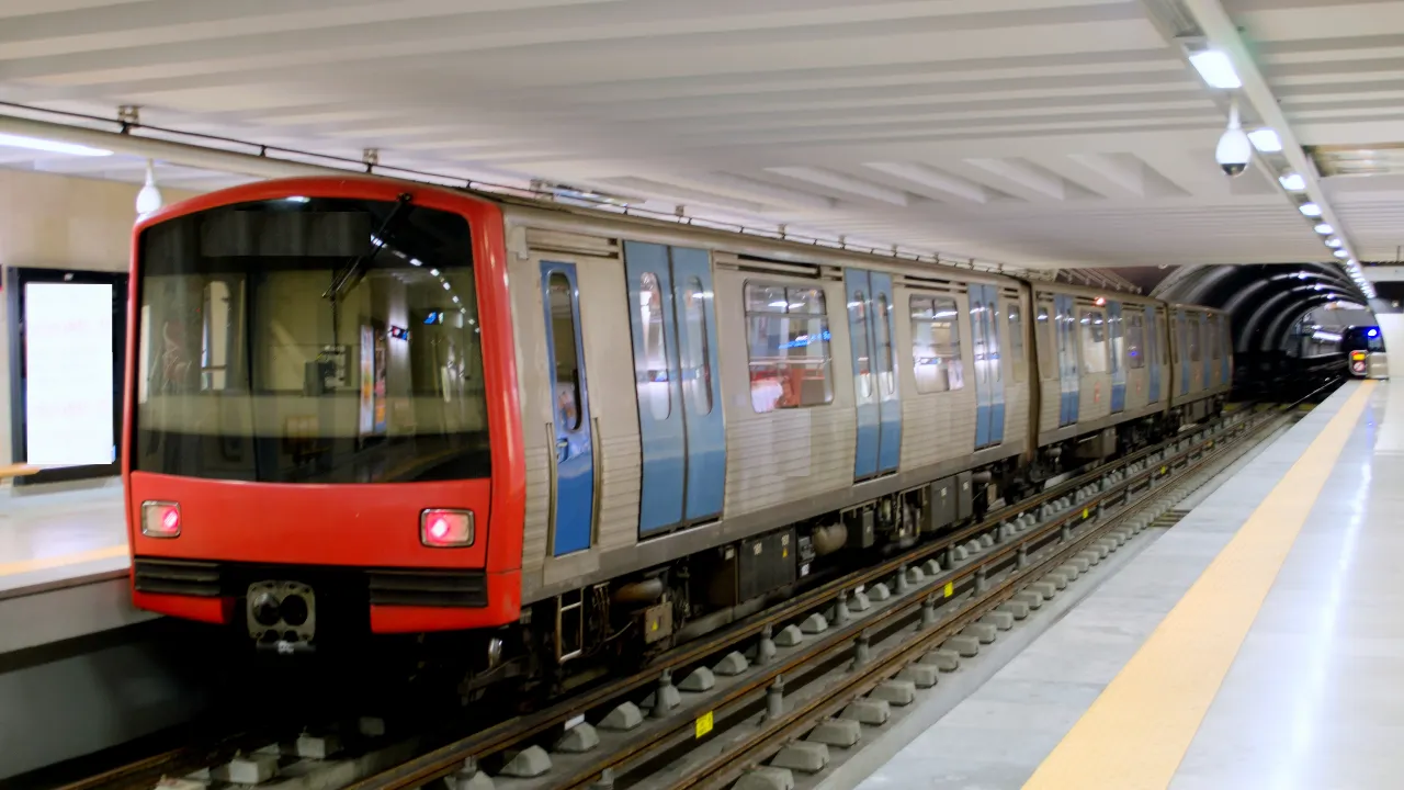 Metro istasyonunda korkunç olay! Raylara düşen yolcunun üzerinden 7 tren geçti: Kimse fark etmedi 
