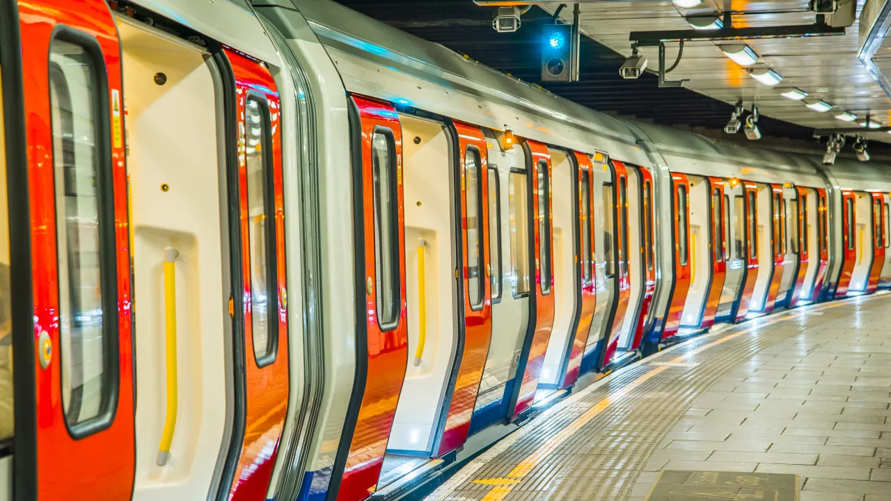 Metro istasyonunda korkunç olay! Raylara düşen yolcunun üzerinden 7 tren geçti: Kimse fark etmedi