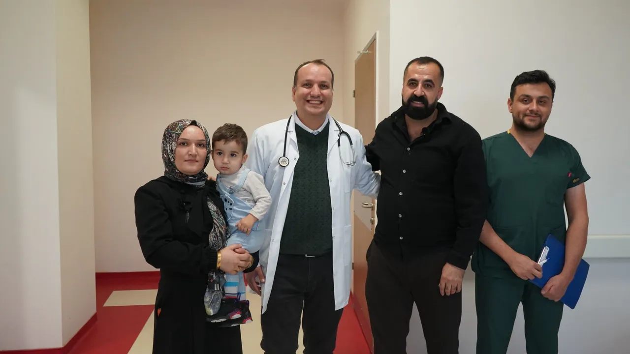 Mıknatıs yutan bebeğin bağırsağı delindi