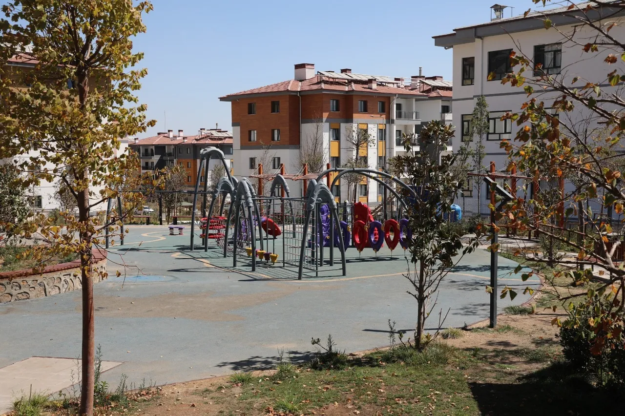 Murat Kurum'a 'şantiye şefi' demişti! DEM Partili isme depremzedelerden tokat gibi cevap