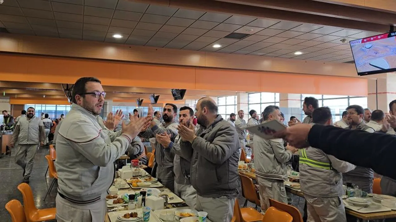 Otomotiv devi TOFAŞ’ta isyan çıktı! İşçiler çatal kaşıkla eylem başlattı