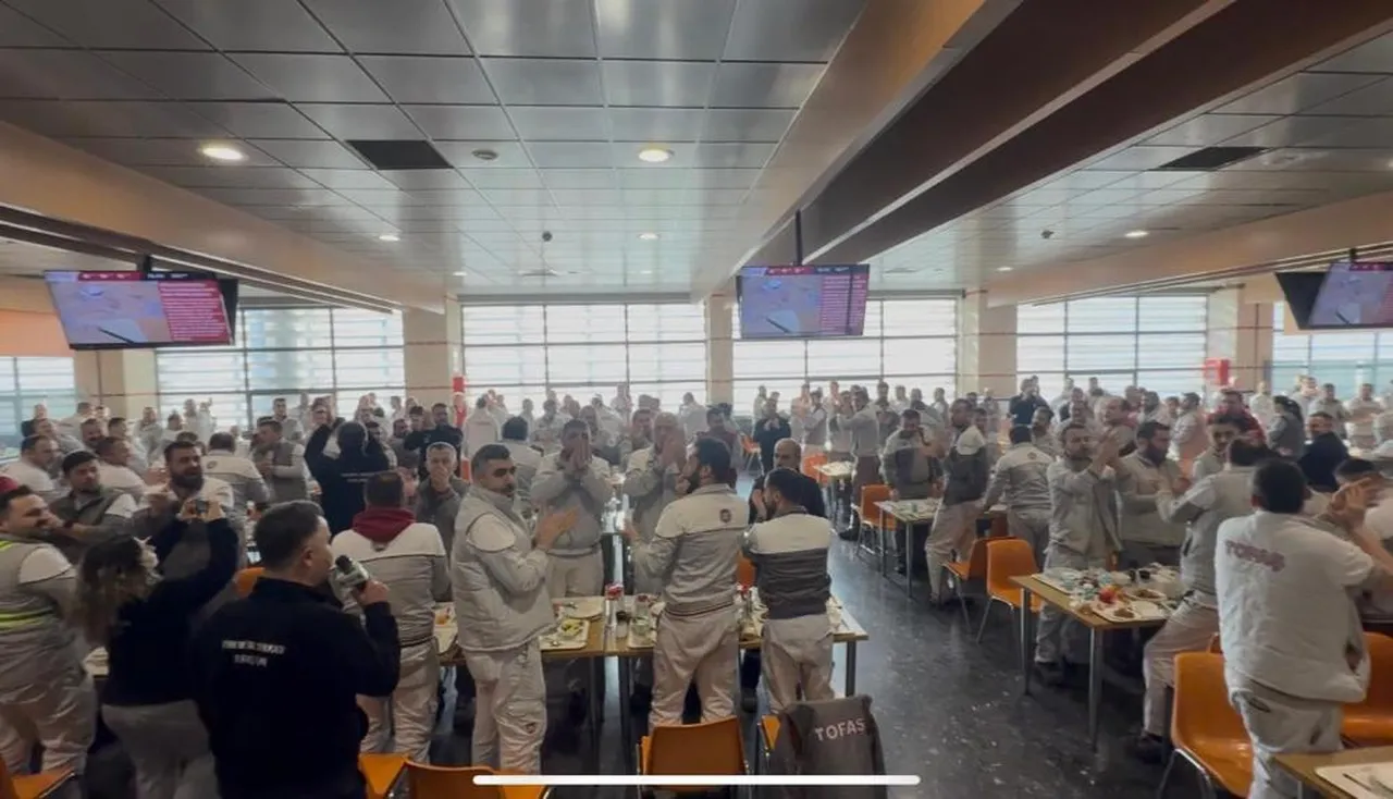 Otomotiv devi TOFAŞ’ta isyan çıktı! İşçiler çatal kaşıkla eylem başlattı