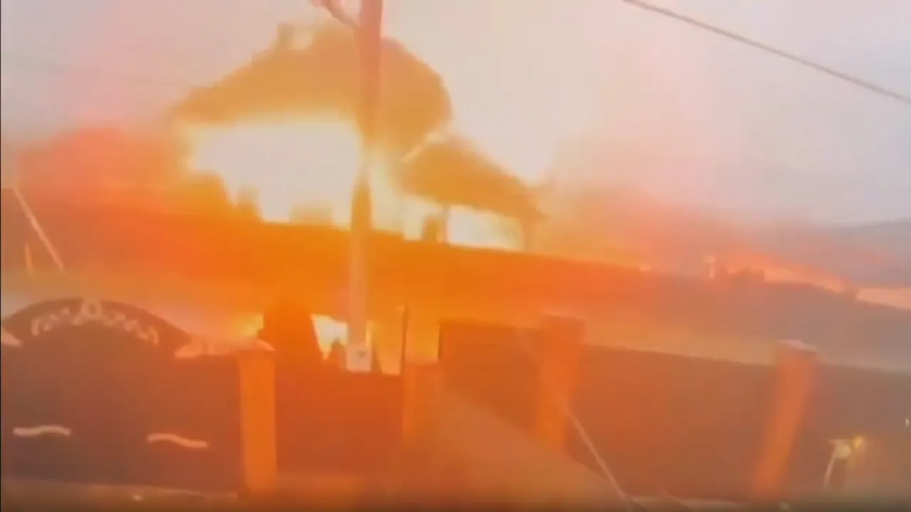 Rusya'da müstakil bir evde doğal gaz patlaması! Korkunç anlar kamerada