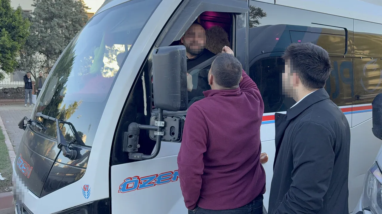 Şoförlerin yol tartışması kavgaya döndü! Araçtan iner inmez darbedildi