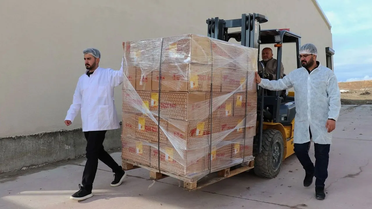 Van'da devlet desteğiyle tesis kurdu, tonlarca balı Dubai'ye gönderdi!