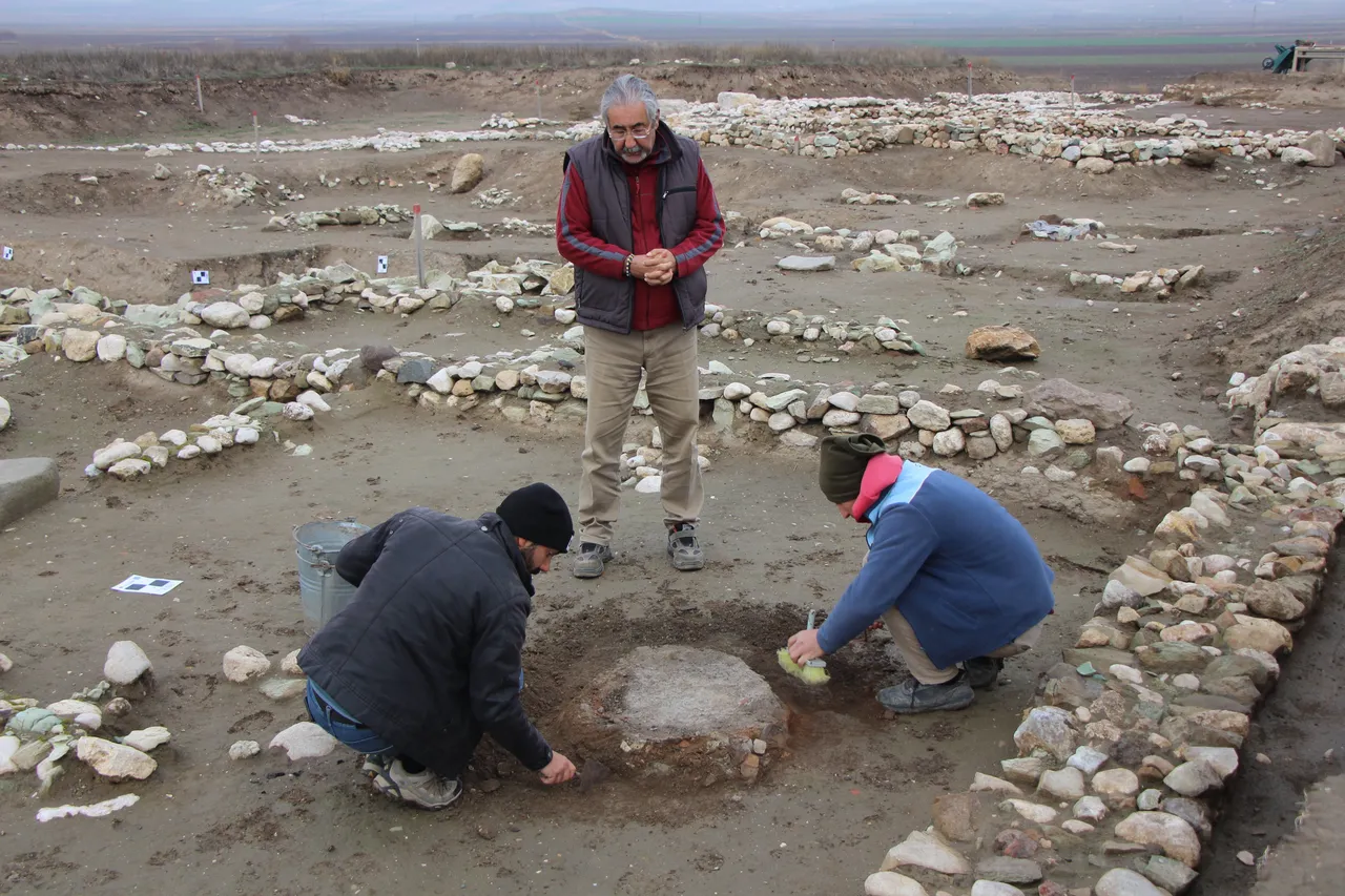 2600 yıllık keşkek kazanı! Amasya kazılarında tarihi tandır keşfedildi