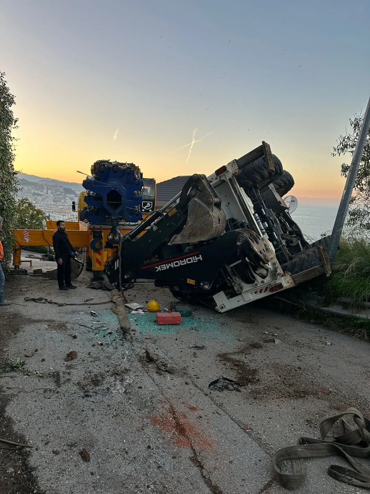 4,5 milyon liralık kepçe vinçten düştü! Facianın eşiğinden dönüldü