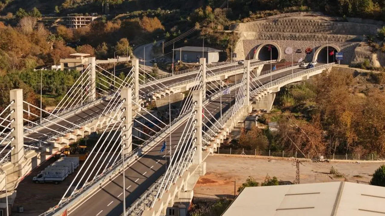 Alanya'da trafiğe çözüm olacak iki proje açılıyor! Kent adeta nefes alacak, milyarlık tasarruf sağlanacak