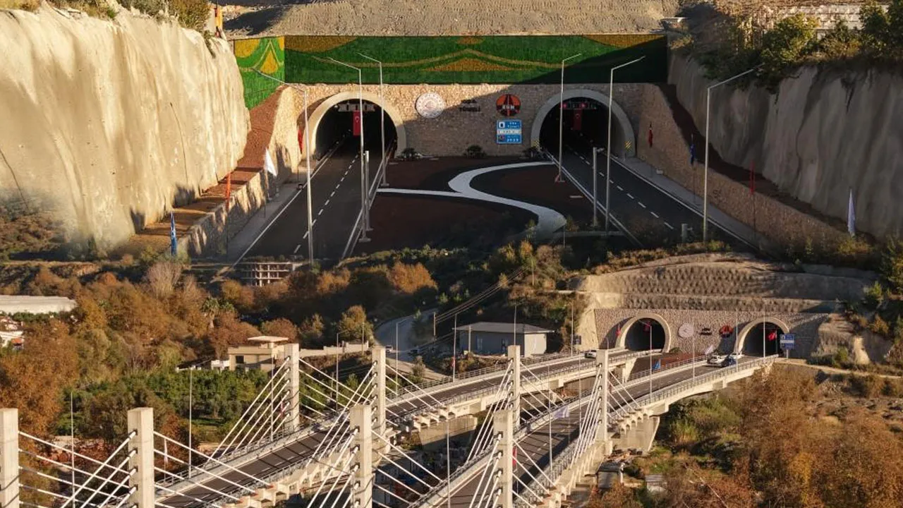 Alanya'da trafiğe çözüm olacak iki proje açılıyor! Kent adeta nefes alacak, milyarlık tasarruf sağlanacak