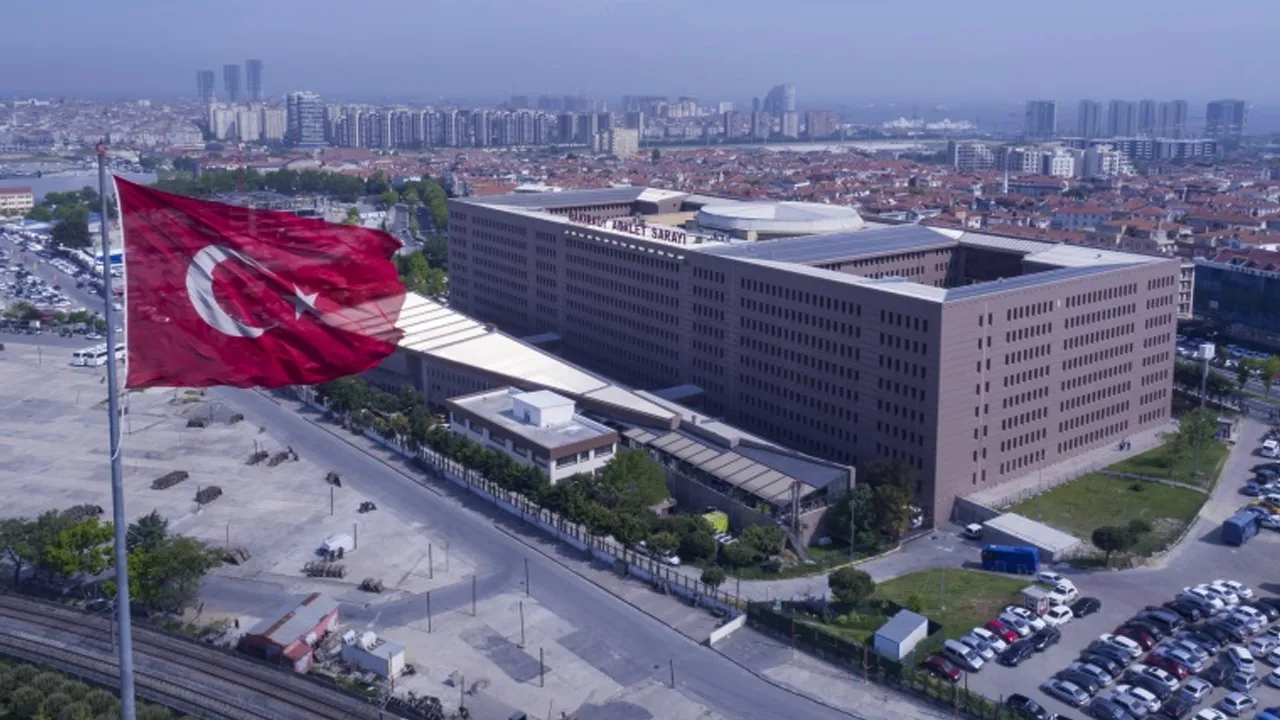 Bakırköy Adliyesi'nde polis memurundan rüşvet skandalı! Tahliye vaadiyle yüzbinlerce euroluk vurgun