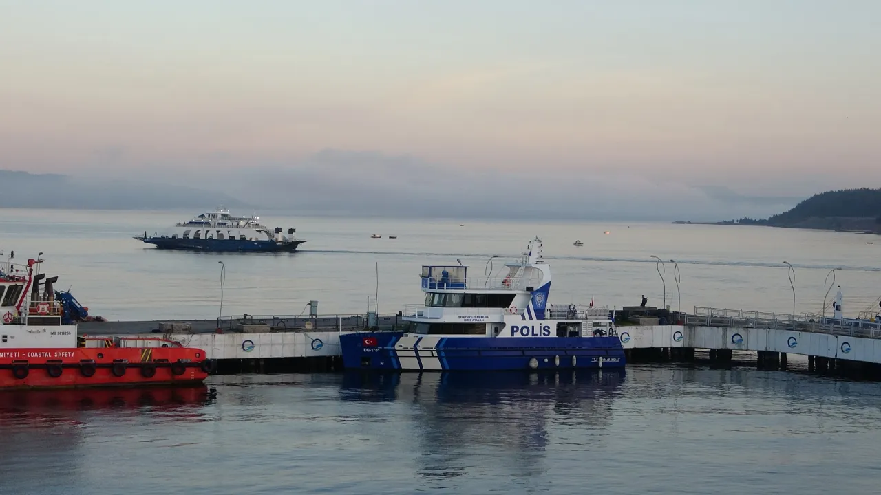 Çanakkale'yi sis bastı! Boğaz gemi geçişlerine kapandı