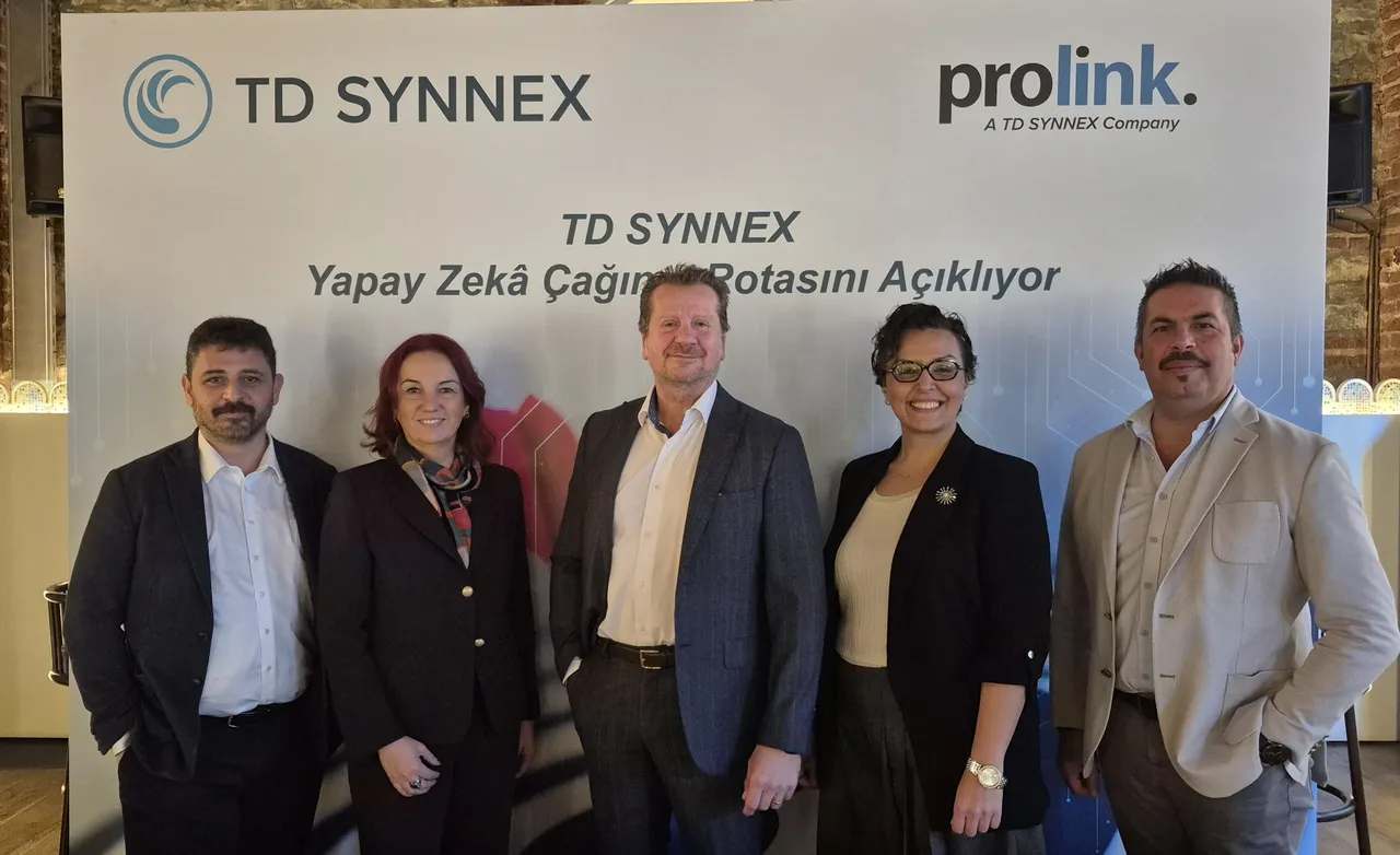 Nvidia’nın Türkiye distribütörü TD SYNNEX Türkiye’nin Başkanı Behçet Yumrukçallı (Ortada))