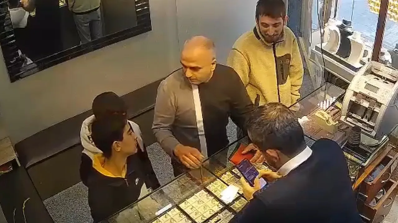 Çocuklar yolda altın dolu çanta buldu! Minik serveti elleriyle teslim ettiler