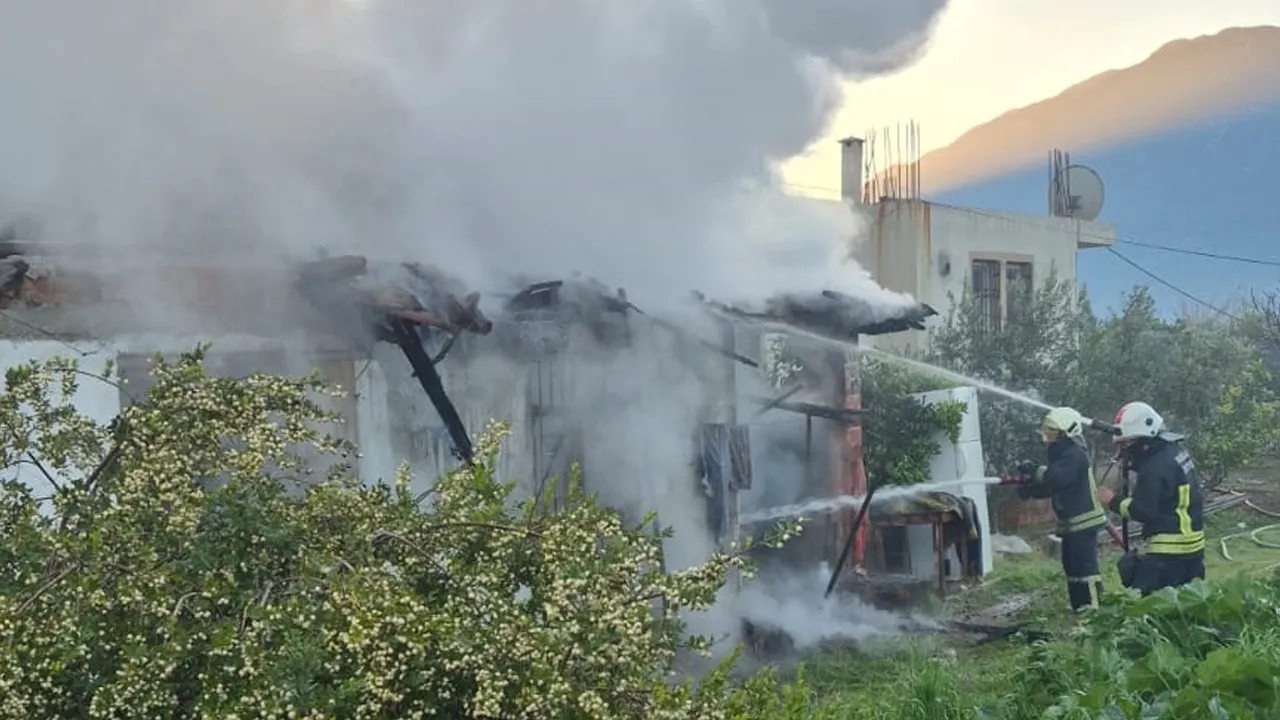 Fethiye'de müstakil ev yandı, bir kili hastanelik oldu