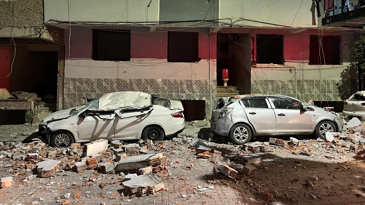 Gece yarısı büyük bir gürültüyle uyandılar! 3 otomobil hurdaya döndü