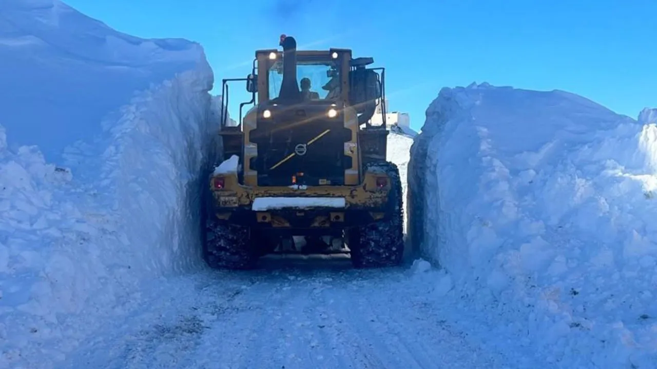 Hakkari'de kar kalınlığı 3 metreyi aştı: Ekipler adeta tünel açtı