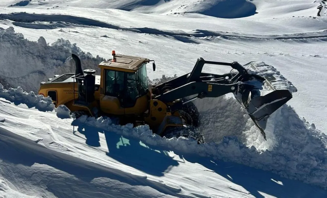 Hakkari'de kar kalınlığı 3 metreyi aştı: Ekipler adeta tünel açtı