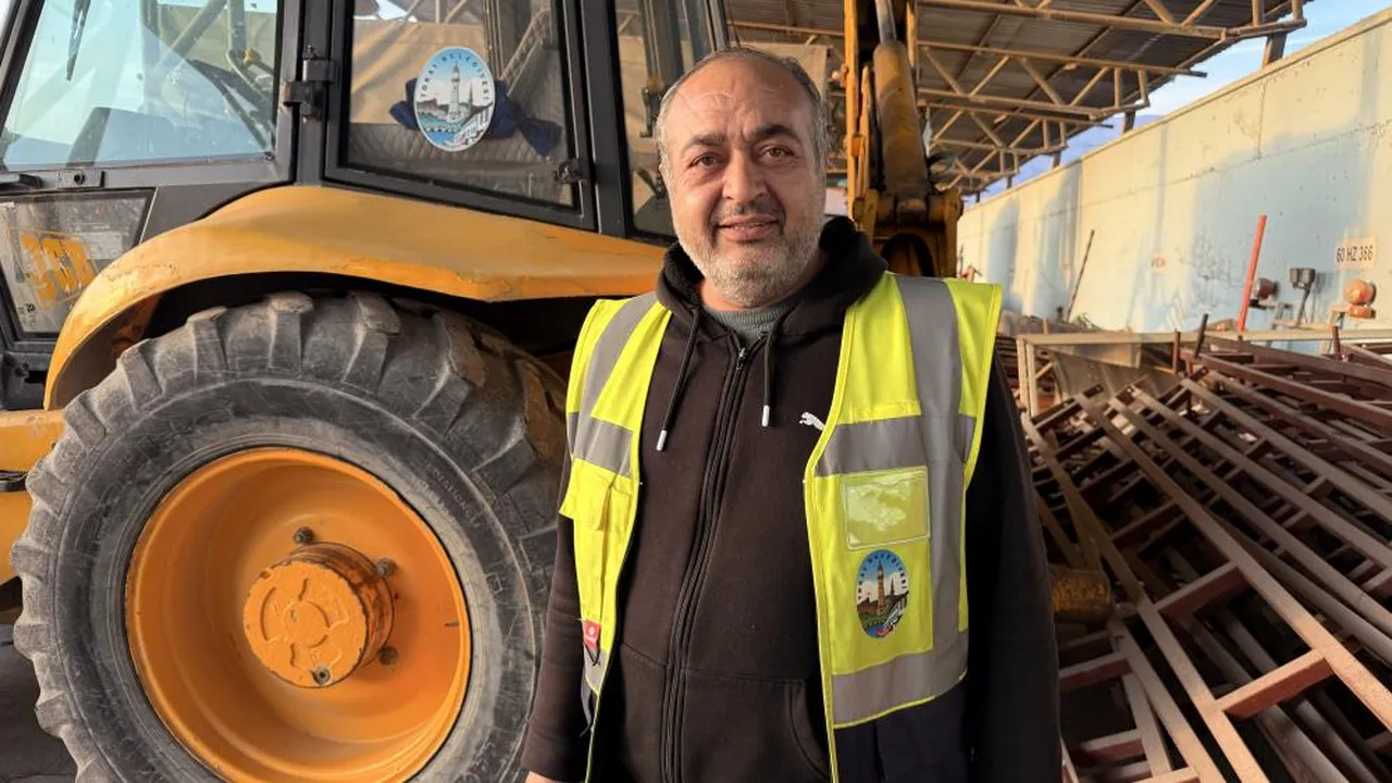 İş makinesi operatöründen 5 yaşındaki Mustafa'ya jest! Bu görüntü yürekleri ısıttı