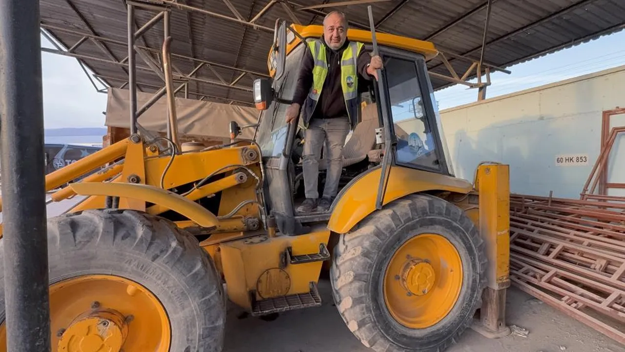 İş makinesi operatöründen 5 yaşındaki Mustafa'ya jest! Bu görüntü yürekleri ısıttı